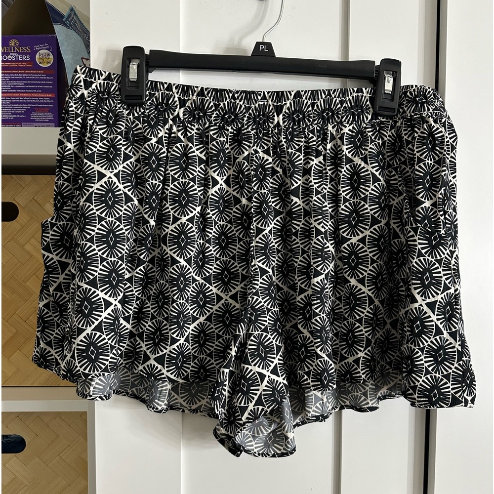 Old Navy shorts / skirt. Black/ white print M